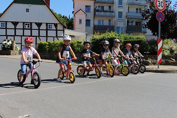 Die kleinsten Teilnehmer: Diese Kinder starteten beim Kita-Cup, der zum ersten Mal angeboten wurde. - © Marie Sofie Horstmann