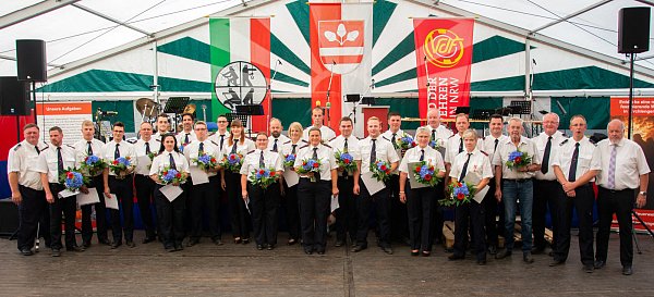 Die geeherten und beförderten Feuerwehrmitglieder mit Bürgermeister Rüdiger Meier (r.). - © Joel Beinke