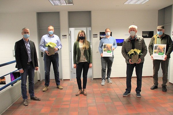 Bürgermeister Josef Suermann (v. l.), Torsten Müller (Schriftführer des Angelsportvereins), Maria Kemker (Westenergie), Philipp Sonst (Jugendwart des Angelsportvereins), Johannes Struck und Burkhard Meyer (beide Mitglieder der Nistkasten-Initiative). - © Madita Schellenberg