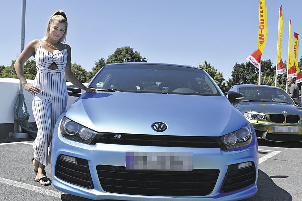 Von wegen Männersache: Carolin Evers aus Altenbeken hat Benzin im Blut und präsentiert ihren aufgemotzten Scirocco. - © Svenja Ludwig