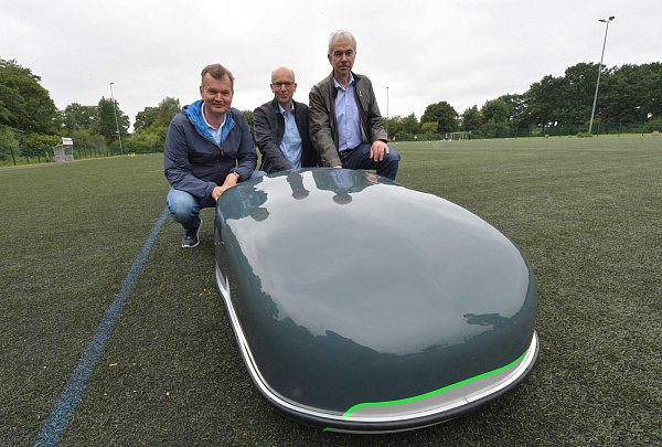 Jörg Siekmann (Geschäftsführer Melos, links), Stefan Mosel (geschäftsführender Inhaber Kon-Pro aus Bohmte, Mitte) und Wilhelm Kottmann vom Sportamt der Stadt Gütersloh wollen weitere Einsatzmöglichkeiten für Kunstrasen-Pflegeroboter nach dem erfolgreichen Testlauf am Dienstag demnächst in Ruhe besprechen. - © Jens Dünhölter