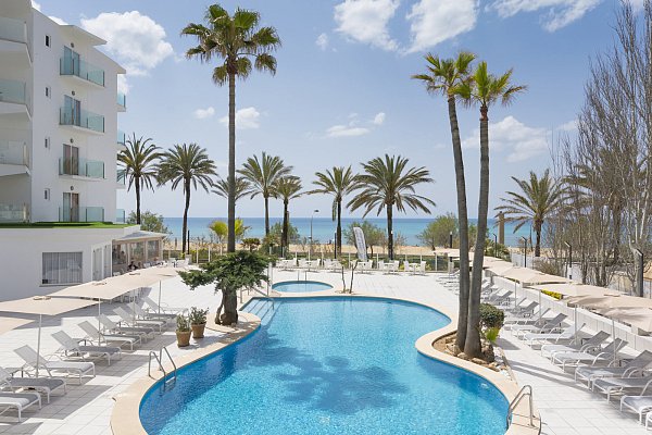 Hier entspannen die Gewinner: Am Pool des HSM Golden Playa. - © Hotel