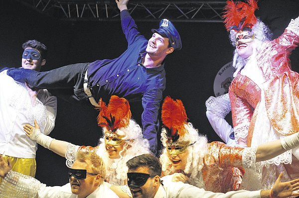 Zweiter Platz: Den Herren der Lichtenauer Spielschar bringt der Ausflug in den bunten Karneval von Venedig Glück. - © Dietmar Gröbing