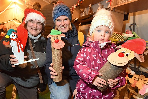  Britta Geisler (v.l./ Kolpingsfamilie) Lisa-Sophie Hirche und Tochter Janne (2) auf dem Weihnachtsmarkt in Brake. - © Barbara Franke