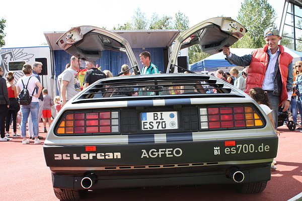 Zeitreise: Ein DeLorean wie in "Zurück in die Zukunft" samt Marty McFly. - © Karl Eigenbrodt