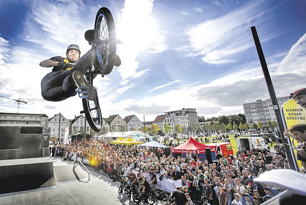 Schwindelerregende Höhe: Organisator Benjamin Kopp ist professioneller BMX-Fahrer und wird auch in diesem Jahr selbst beim "City Jam" Sprünge auf der Halfpipe präsentieren. - © Sarah Jonek