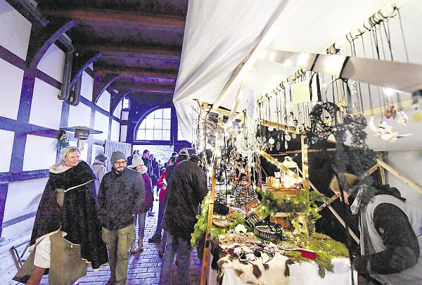 Auf der Deele: Geschützt vor Wind und Wetter gab es selbst gemachtes Kunsthandwerk im Hof Kruse. - © Jens Dünhölter