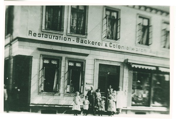Ursprünglich: Ein Bild aus dem Jahr 1905 zeigt das Geschäft von Bäcker Kleine mit "Restauration, Bäckerei und Colonialwaren". - © Privat