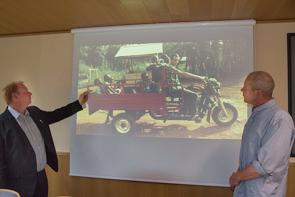 Imposantes Gefährt: Peter Enns (l.) zeigt Joachim Mehnert an der Leinwand, womit Willi Petker die Kinder täglich zur Schule fährt. - © Anja Schweppe-Rahe