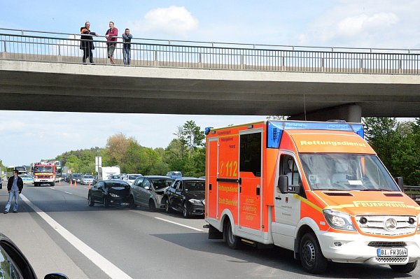 Unbeteiligte beobachten die Arbeit der Einsatzkräfte von Brücken aus, viele Gaffer machten sogar Bilder mit ihren Smartphones. - © Andreas Eickhoff