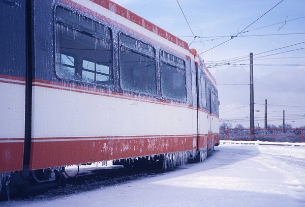 Erst Feuerbälle, dann Stillstand: Anfangs fuhren die Stadtbahnen noch, am Stromabnehmer waren Feuerbälle zu sehen. Dann siegte das Eis. - © d