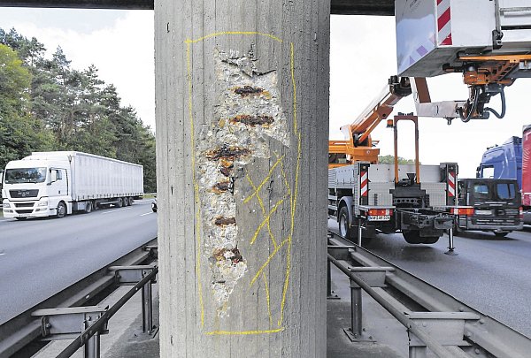 Abgeplatzt: Der Betonpfeiler an der A 2 wird mit gelber Kreide markiert. - © Jens DÃ¼nhÃ¶lter