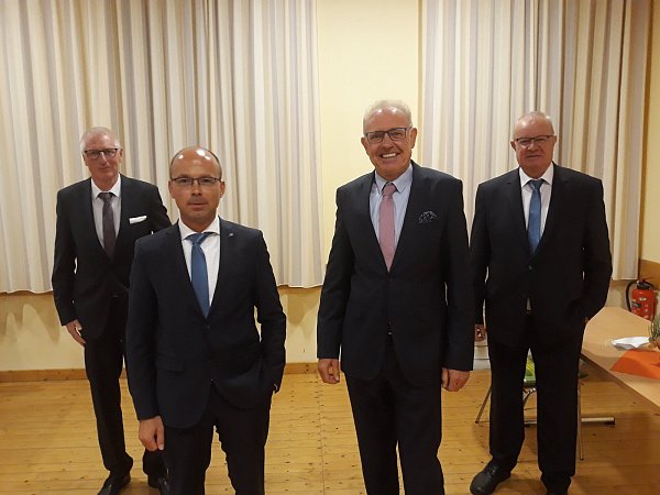 Die Vorstände der beiden Volksbanken Wewelsburg-Ahden und Elsen-Wewer-Borchen (v.l.) Aloys Lohmeier, Thomas Petrik, Hartmut Lüther und Wilhelm Hecker sind überzeugt vom Zusammenschluss. - © Johannes Büttner