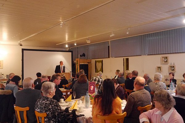 Hermann Schulte-Hiltrop, Hautgeschäftsführer der Bauverbände NRW, sprach von der Vergangenheit und Zukunft des Baugewerbes. - © Louisa Kohnert