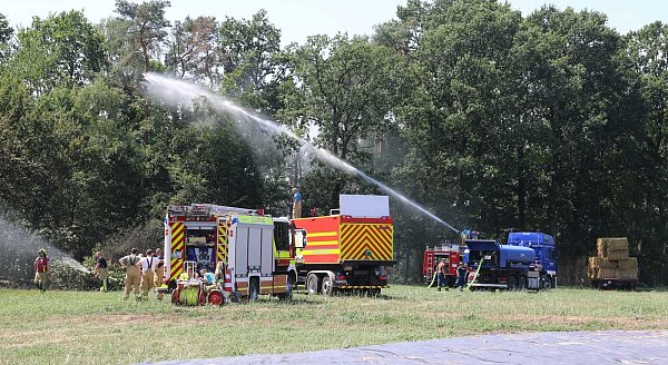Die Feuerwehr löscht mit leistungsstarken Dachmonitoren, das THW unterstützt bei der Wasserversorgung. - © Feuerwehr Ostenland