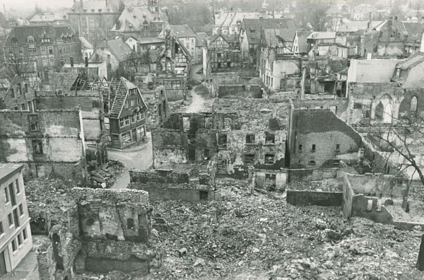 Die Altstadt in Trümmern: Von 12.507 Wohnhäusern blieben in der Stadt nur 4.200 unbeschädigt. - © Stadtarchiv Bielefeld
