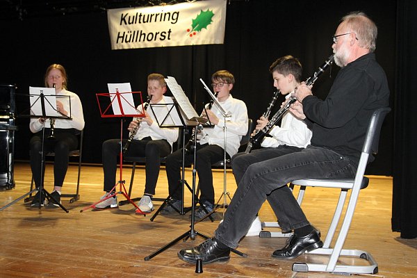 Das junge Klarinetten Quartett unter der Leitung von Reinhold Gorges spielte einen Slawischen Tanz von Antonin Dvorak. - © Klaus Frensing