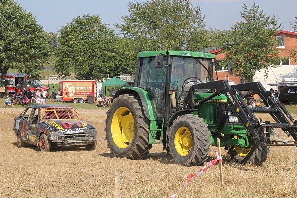 Lokalmatador Leon Fieseler: Nach dem spektakulären Überschlag musste das zerbeulte Auto aus dem Parcours geschleppt werden. - © Wolfgang Tilly