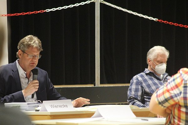 Gutachter Thomas Wienecke (l.) stand den Parlamentariern Rede und Antwort. - © Klaus Frensing