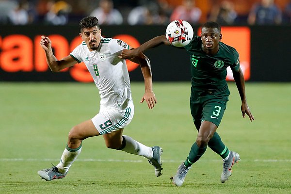 Es ging zur Sache: Nigerias Linksverteidiger Jamilu Collins (r.) hatte auch gegen Algeriens Angreifer Baghdad Bounedjah alle Hände voll zu tun. - © AFP