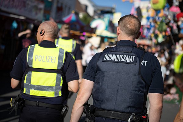 Polizei und Ordnungsamt sind als Libori-Streifen unterwegs. - © Niklas Tüns