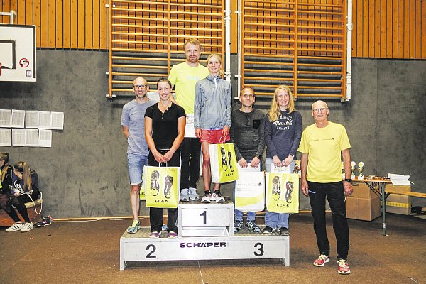 Siegerehrung über 10 Kilometer: Werner Gutthoff (r.) vom Orga-Team gratulierte (v. l.) den zweitplatzierten Wolfgang Freitag und Viktoria Rath, den Siegern Paul Maksuti und Sonja Lücke sowie den drittplatzierten Nils Pöhlker und Elke Wolf. - © Gregor Böhmer/TSV 1887