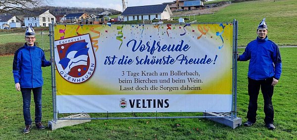 Dank fleißiger Helfer im Hintergrund stellen Vizepräsident Lukas Wöstefeld (l.) und Führungsstabsmitglied Erik Unverzagt die Schilder in Ovenhausen auf. - © Karneval Ovenhausen