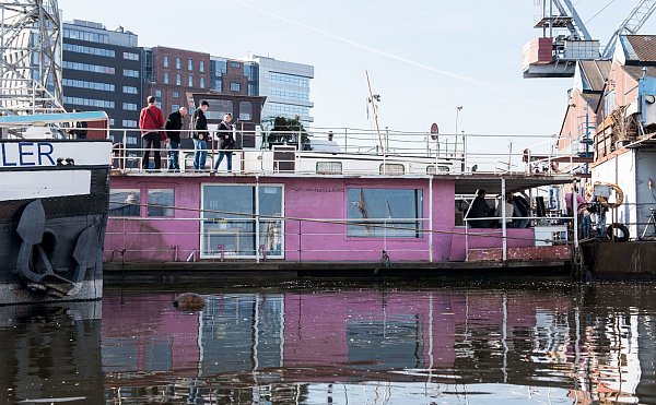 Rosa angestrichen: Für 30.000 Euro ist das schwimmende Domizil des Sängers zu haben. - © dpa