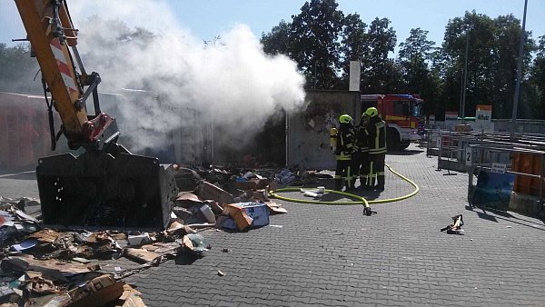Altpapier hat im Recyclinghof Feuer gefangen. - © Feuerwehr Bad Oeynhausen