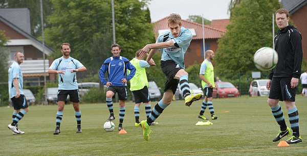 Fußballlust: Dennis Sommer und seine Mitstreiter wollen beim FC Gütersloh einfach nur spielen. - © raimund vornbäumen