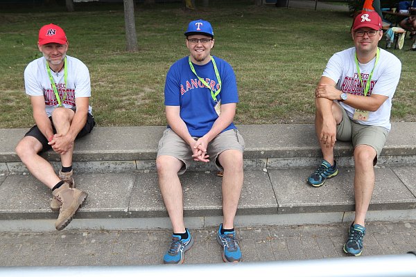 Organisator Ben Siegmund, Jugendpastor Bernhard Grün und Pastor Lars Schwesinger sind dankbar, dass das Baseballcamp trotz Corona doch noch im kleinen Rahmen stattfinden kann. - © Alexandra Golfinger
