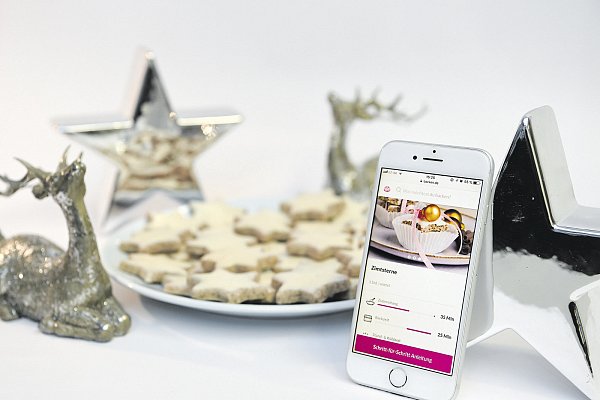 Besser als auf dem Bild: NW-Mitarbeiterin Jessica Matyschok hat nach einer Handy-App Zimtsterne gebacken. - © Christian Weische