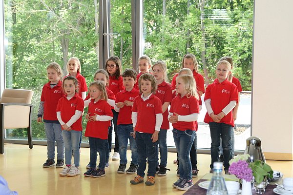 Muntere Vorstellung: Der Kinderchor "Kleines Lied" unter Leitung von Martina Böske sang während der Feierstunde einige schwungvolle Lieder für die Grünen Damen. - © Karin Wessler