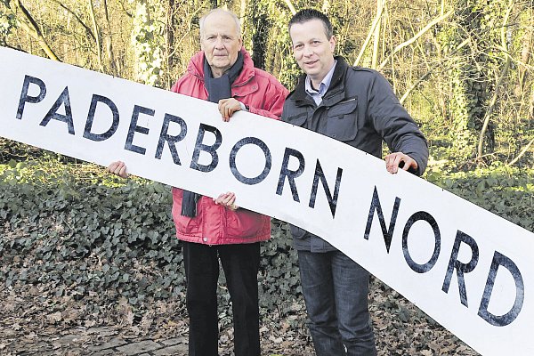 Vor Jahren rechtzeitig aus dem Schrott geholt: Jost Wedekin

und Rainer Wester mit dem früheren Stationsschild von Paderborn-Nord.