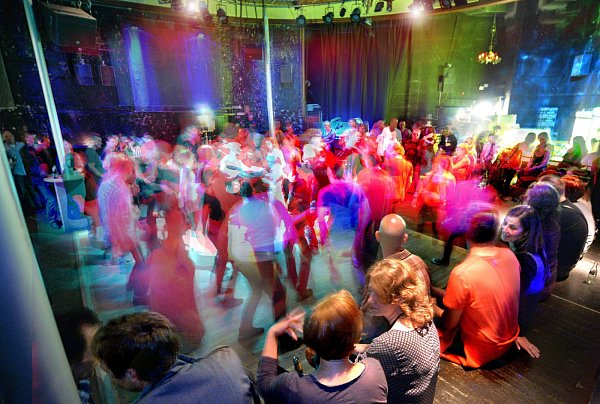 Gemischtes Publikum: Im Movie ist genug Platz, um ordentlich abzurocken. - © Andreas Frücht