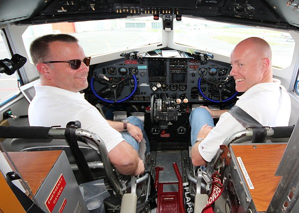 Im Cockpit: Robert Randazzo (l.) und Eric Bretthauer drehten eine Platzrunde über dem Flughafen Paderborn-Lippstadt. - © Marco Schreiber