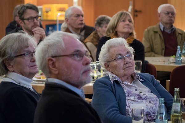 Zeitzeugin: Inge Gildenstern sieht mit den übrigen Mitwirkenden zum ersten Mal den fertigen Film. - © Cornelia Müller