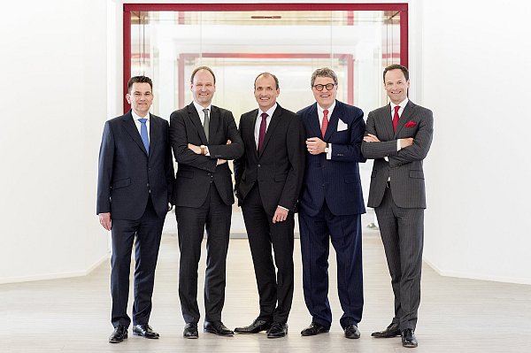 Die Geschäftsleitung der Miele Gruppe (v. l.): Stefan Breit, Markus Miele, Olaf Bartsch, Reinhard Zinkann und Axel Kniehl. - © obs/Miele & Cie. KG