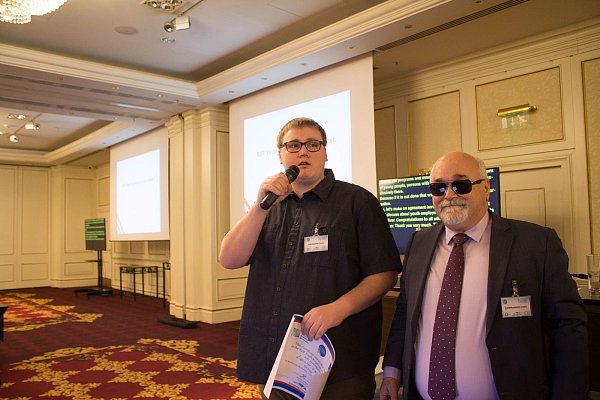 Große Ehre: Nach seinem Vortrag nimmt Thomas Schirmacher (links) die Siegerurkunde entgegen. Sie wird ihm vom Präsidenten des Europäischen Behinderten-Forums, Yannis Vardakastanis, überreicht. - © privat