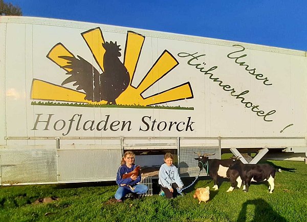Thea und Janne freuen sich über die Heimkehr von Hugo und Socke. - © Ukrike Storck