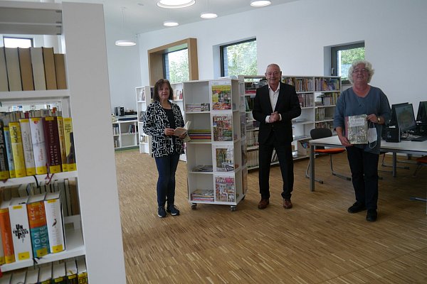 Andrea Mewitz (v.l., Leiterin der Biblio- und Mediathek), Bürgermeister Ernst-Wilhelm Vortmeyer und Bärbel Homburg (Vorsitzende des Fördervereins) freuen sich über die neuen Möglichkeiten, zum Beispiel den Maker Space (r.) mit den Computern. - © Louisa Kohnert