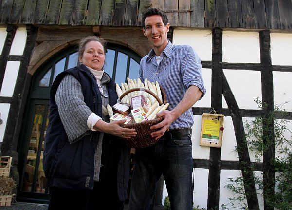 Halten das Konzept in der Hand: Manuela Dörnbrack (l.) und Constantin von Laer mit Spargel. - © Fotos: Schulz