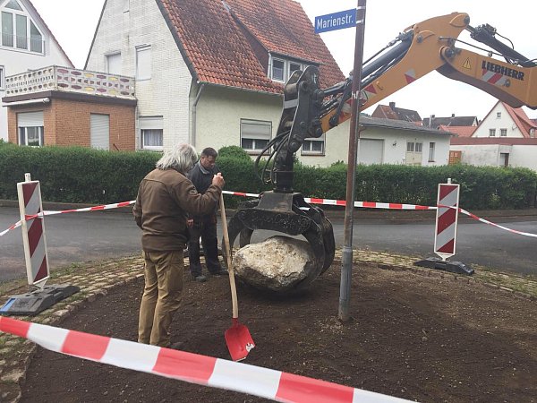 Ralf Haffke (vorn) und Bernd Timmermann vom Bauhof beim Setzen der Findlinge. - © Jan Pollmann