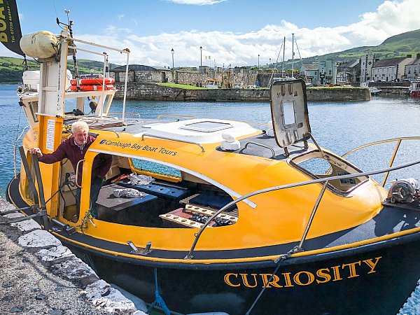 Unterwegs auf dem Wasser: Davy Smyth bietet Bootstouren mit seiner gelben „Curiosity" an. - © Gresshöner