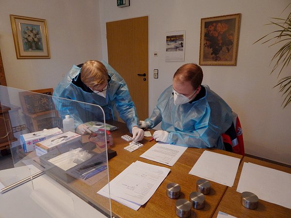 Im extra eingerichteten Testraum helfen Sven Plehn (l.) und Tim Freitag vom Roten Kreuz Leopoldshöhe. - © Gunter Held