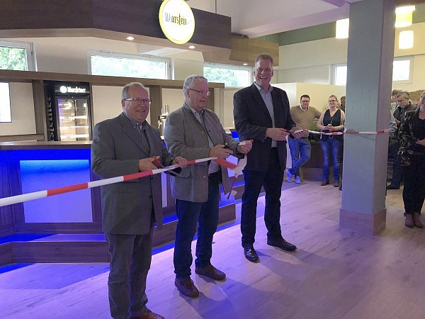 Brudermeister Conrad Möller, Ehrenbrudermeister und HBV-Vorsitzender Rudolf Keuper und Oberst Matthias Kemper (von links) geben den komplett erneuerten Thekenbereich der Sälzerhalle frei. - © Schützen Salzkotten