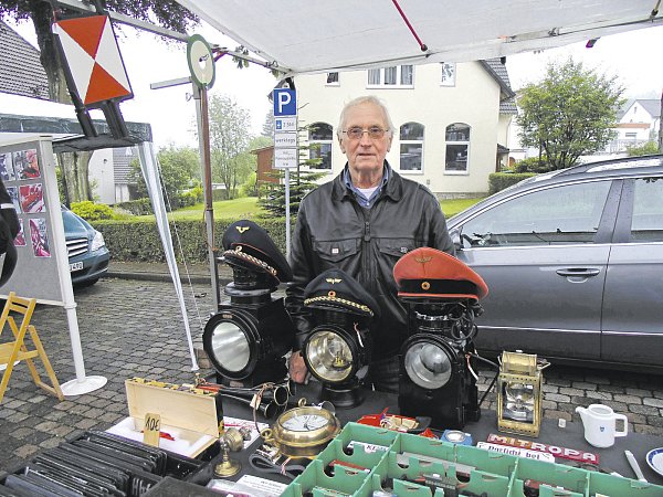 Sammler aus Faszination: Armin Ludolph bietet Eisenbahnfans historische Erinnerungsstücke an. - © Anja Ebner