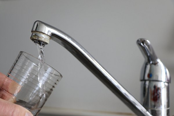 Statt Mineralwasser trinken viele Menschen auch Wasser aus der Leitung. - © Themenbild: Holger Kosbab