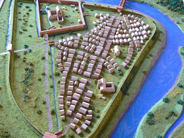 Anschauliche Geschichte: Das von Anna-Lena Sporleder, Schülerin des KWG, erstellte Modell der Stadt Corvey ist im Museum des Schlosses zu sehen.