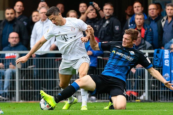 SCP-Innenverteidiger Luca Kilian (r.) feierte ausgerechnet gegen die großen Bayern um Star-Stürmer Robert Lewandowski sein Bundesliga-Debüt. - © imago images/Jan Huebner